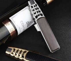 Merkloos Turbo Jetflame Aansteker - Gasbrander - Vuurwerk Torch - Crème Brûlée Brander - BBQ En Sigaren Aansteker - Windproof - Carbon Met Goudkleurige Metalen Behuizing -Keukengrill 1200x1028 2