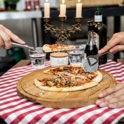 Boska Pizzaplank Friends L - BBQ Accessoires - Eikenhout - Handige Opvanggeul - Ø 34 Cm -Keukengrill 1200x1200 549