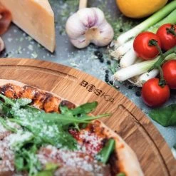 Boska Pizzaplank Friends L - BBQ Accessoires - Eikenhout - Handige Opvanggeul - Ø 34 Cm -Keukengrill 1200x1200 550