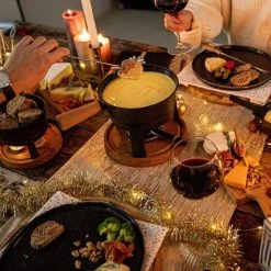 Boska Pizzaplank Friends L - BBQ Accessoires - Eikenhout - Handige Opvanggeul - Ø 34 Cm -Keukengrill 1200x1200 555