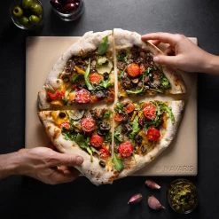 Navaris Pizzasteen XL Voor Oven En Barbecue - Rechthoekige Pizzaplaat 38 X 30 Cm - Inclusief Pizzaschep Met Extra Lang Handvat En Receptenboek -Keukengrill 1200x1200 868