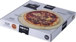 Boska Pizzasteen Deluxe L - Voor Oven & BBQ - Knapperige Pizza's - Ø 35 Cm - BBQ Accessoires -Keukengrill 1200x667 1