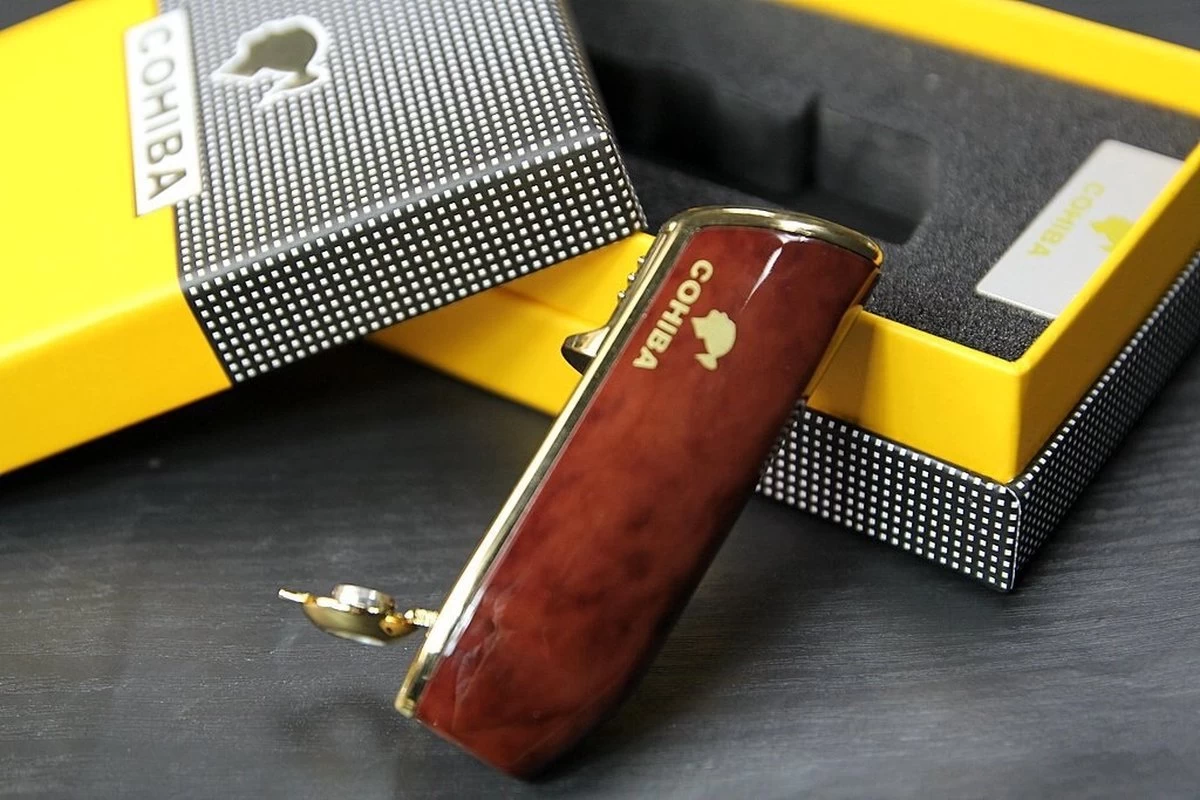 Cohiba® Sigarenaansteker - Sigarenboor - Sigaren - Sigaar - Cohiba Aansteker - Sigarenboor - Sigaren Accessoires - Sigarenknipper - Sigaar Aansteker - Cohiba - Incl. Luxe Geschenkdoos - Rood 3 Cohiba® Sigarenaansteker - Sigarenboor - Sigaren - Sigaar - Cohiba Aansteker - Sigarenboor - Sigaren Accessoires - Sigarenknipper - Sigaar Aansteker - Cohiba - Incl. Luxe Geschenkdoos - Rood - Afbeelding 3