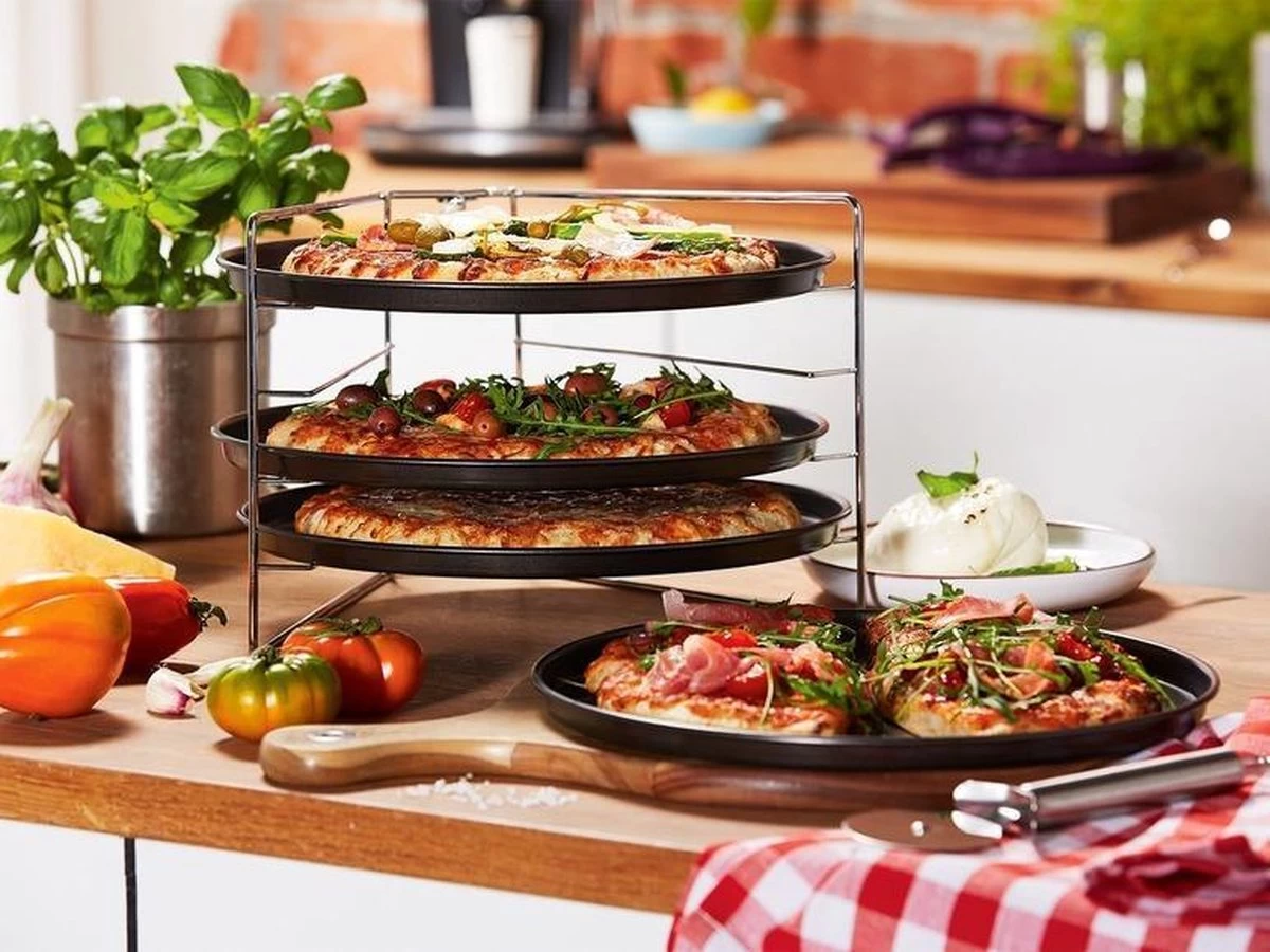Pizza - Pizzarek - Pizza Oven - Zenker - Pizzabakset - 5 Delige Set Voor 4 Pizza's - Ø 28,5 Cm - Antiaanbaklaag Van ILAG® - Pizzaplaat - Pizza 2 Pizza - Pizzarek - Pizza Oven - Zenker - Pizzabakset - 5 Delige Set Voor 4 Pizza's - Ø 28,5 Cm - Antiaanbaklaag Van ILAG® - Pizzaplaat - Pizza - Afbeelding 2
