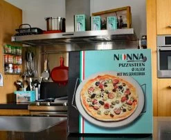 Nonna Pizzasteen Ø30,5 Met RVS Serveerrek - Stenen Pizzaplaat / Ovenplaat (11mm Dik) Voor Oven En Barbecue (BBQ) - Maximaal 600 Graden Celcius -Keukengrill 1200x985