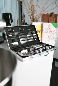 Sens Design BBQ Accesoires - 18 Delig - BBQ Gereedschapset Koffer -Keukengrill 801x1200 1