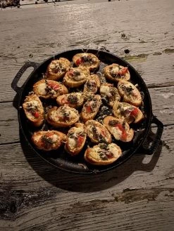 Valhal Outdoor Skillet / Plancha / Koekenpan - Gietijzer - Diameter 35cm, Twee Handvatten, VH35F -Keukengrill 900x1200 24